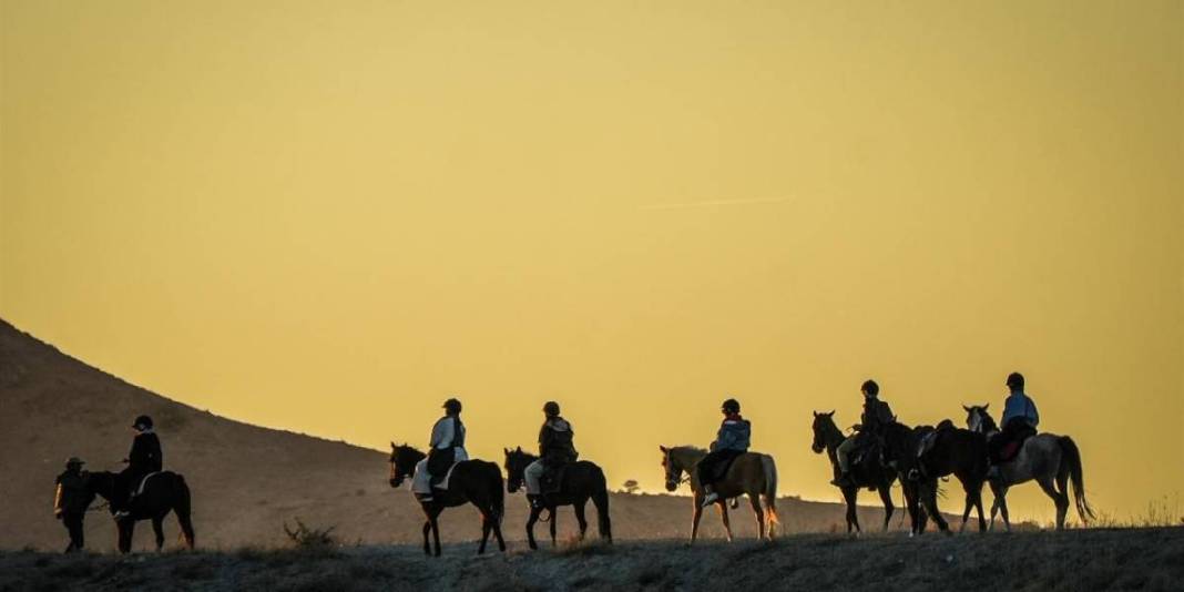 Kapadokya’ya yerli ve yabancı turistten yoğun ilgi! Şimdi keşfin tam zamanı: İster arazi aracıyla, ister atla… 5